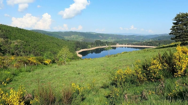 Le suc de Cherchemuse au départ du camping du lac - Le Lac-d'Issarlès