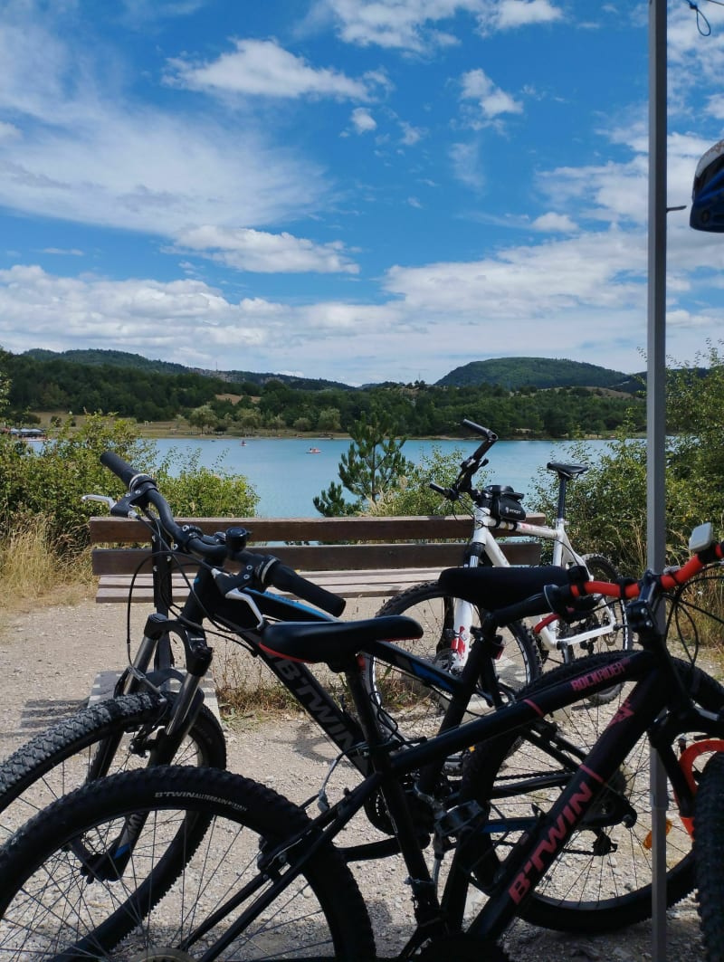 Tour du Plan d'eau du Riou - Garde-Colombe
