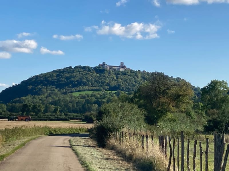 En direction de Vezelay, une petite route à vélo - Givry