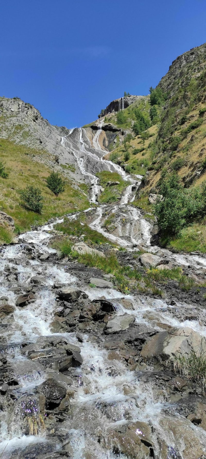 Cascade pétrifiante sur les hauteurs du lac du Chambon - Mizoën