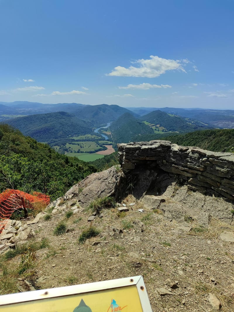 Randonnée du château du pic d'Oliferne et vue sur le Lac de Coiselet - Condes