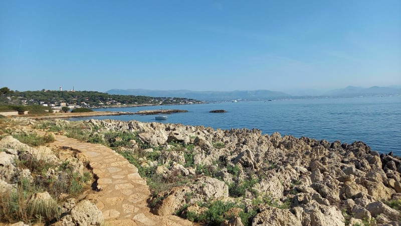 Chemin de Tirepoil par Tour Gandolfe et Villa Eilenroc - Antibes