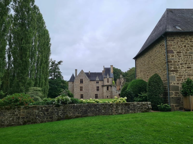 Pontmain et Château de Mausson, par la Guyardière et la Maulardière - Pontmain