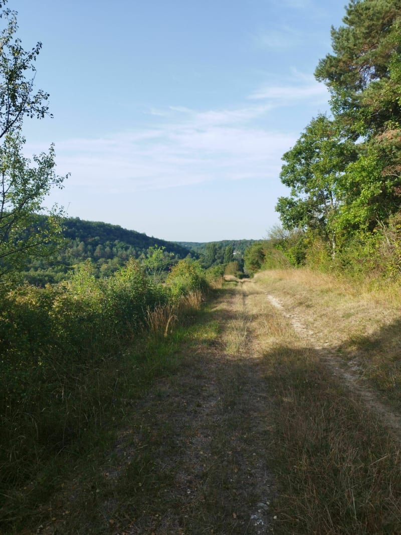 Jolie balade à travers sentiers boisés et village de Sers - Sers