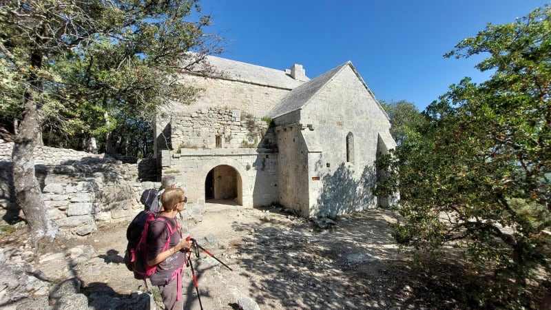 Chapelle Ste-Anne et mémorial depuis La Roque-d'Anthéron - La Roque-d'Anthéron