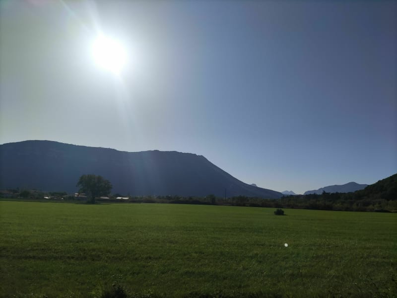 A travers Pommeraies et lotissements vue sur Chabre - Laragne-Montéglin