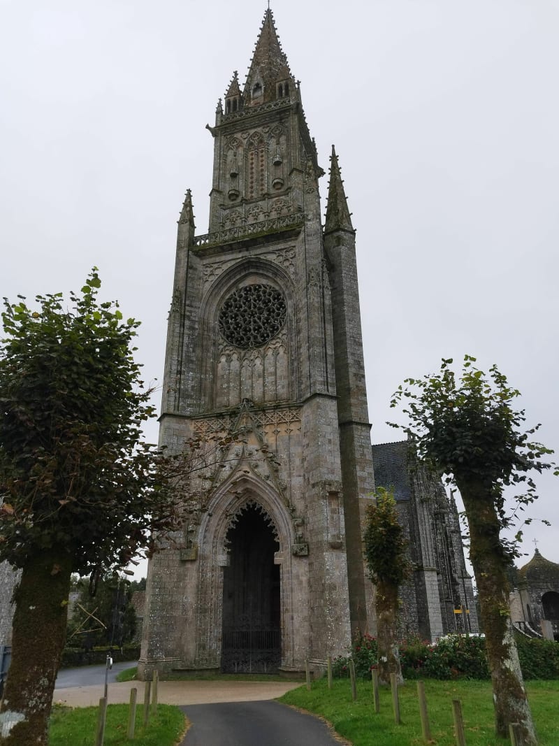 Guern par Kerjanic et en admiration devant la chapelle de Quelven - Guern