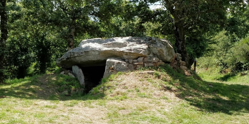 Etel - Le Dolmen de Kerlutu et le chemin côtier de la Ria - Étel