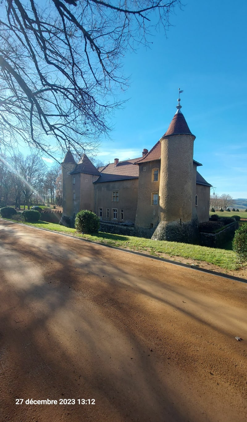 Une Reine, 3 clochers et un château. - Fourneaux