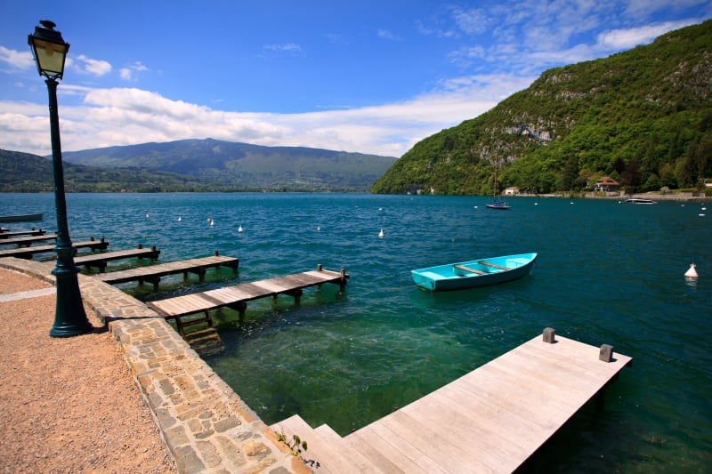 Le Veyrier-du-Lac avec les rives du Lac d'Annecy et les pentes du Mont Baret - Veyrier-du-Lac