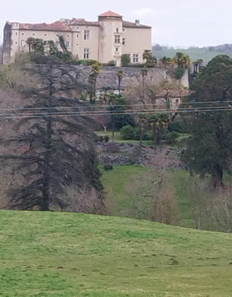 Le tour du château à Prat - Prat-Bonrepaux