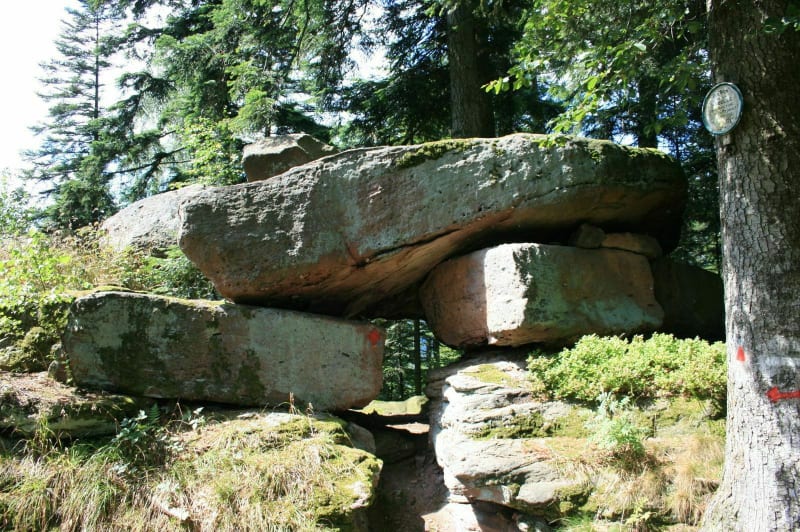 Dolmen et rocher de la Hazelle - Luvigny
