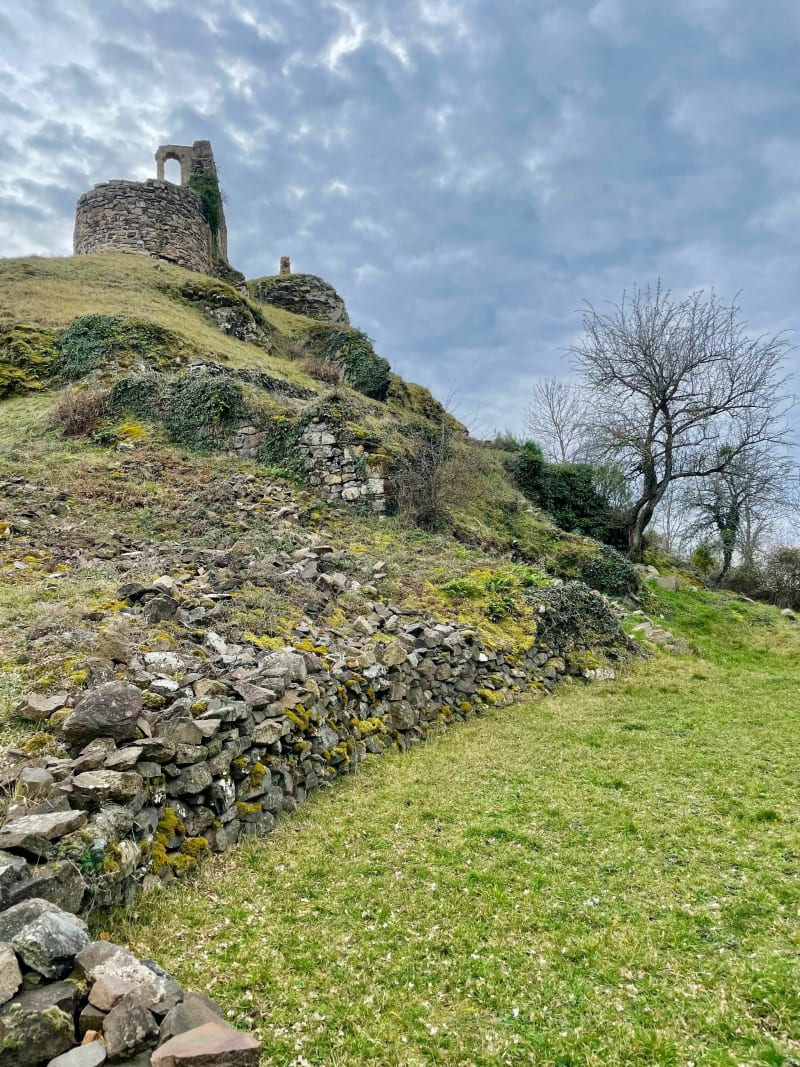 Château d’Artias par le sentier de Vousse longeant la Loire. - Retournac