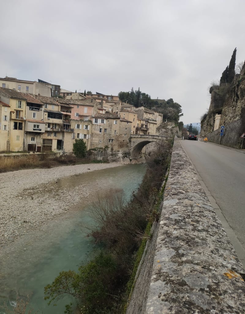Petite marche dans Vaison la Romaine et l'Espace Théos - Vaison-la-Romaine