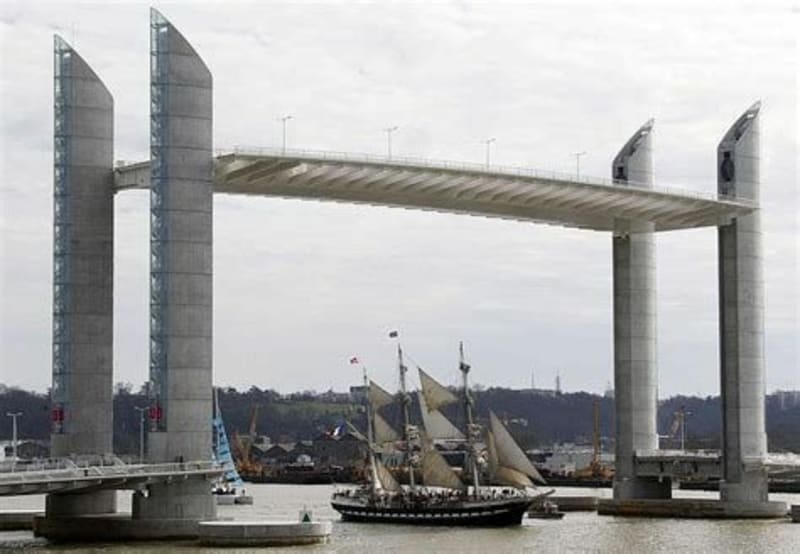 Quai de Brazza à coté de La Garonne - Bordeaux