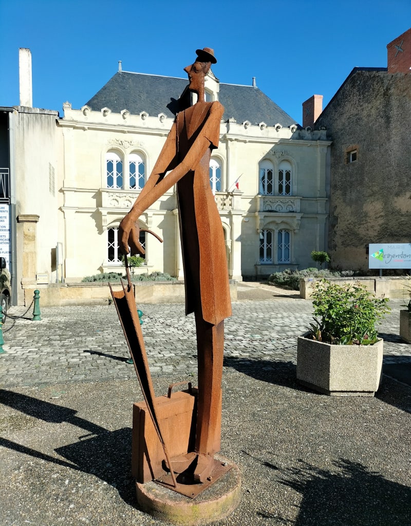 Argentonnay, entre bourg et vergers, par Auzay - Argentonnay