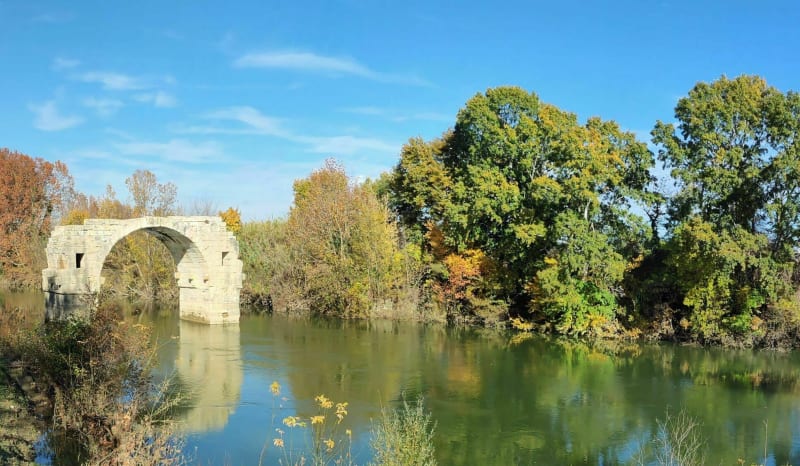 Vue sur le pont romain au départ de Lunel-Viel - Lunel-Viel