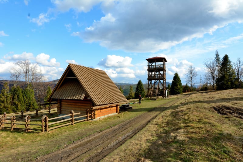 Szlak na Stary Groń w Brennej: wieża widokowa z panoramą Beskidu - Brenna