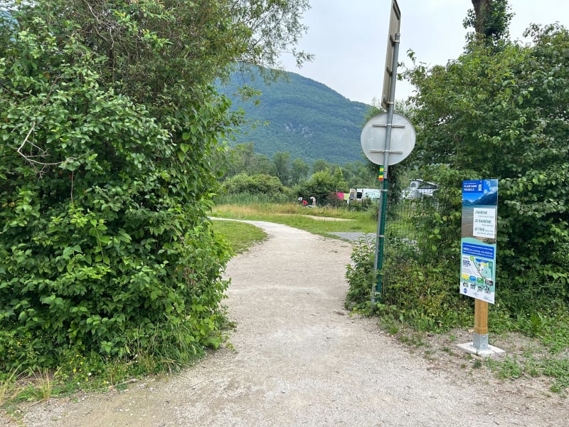 Sentier du Bout du lac d'Annecy depuis la plage - Doussard