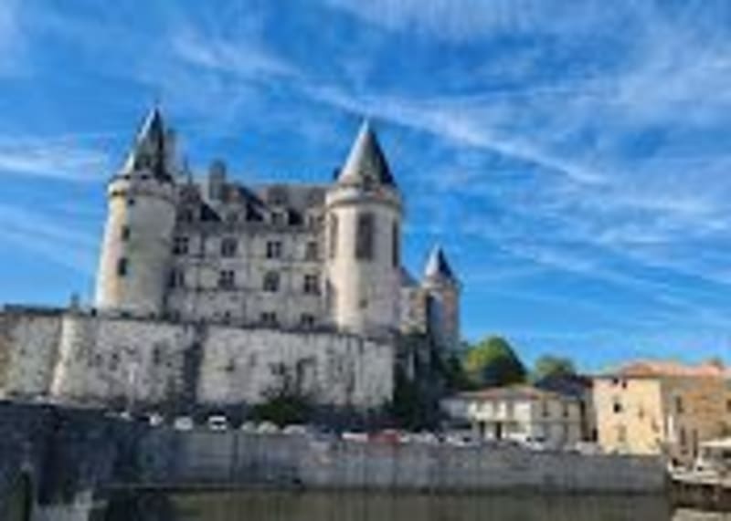 Du Château de La Rochefoucauld au Château des Pins - La Rochefoucauld-en-Angoumois