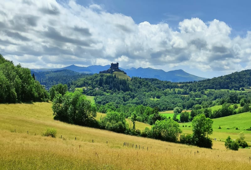 Autour de Murol avec passage à côté du château médiéval. - Murol