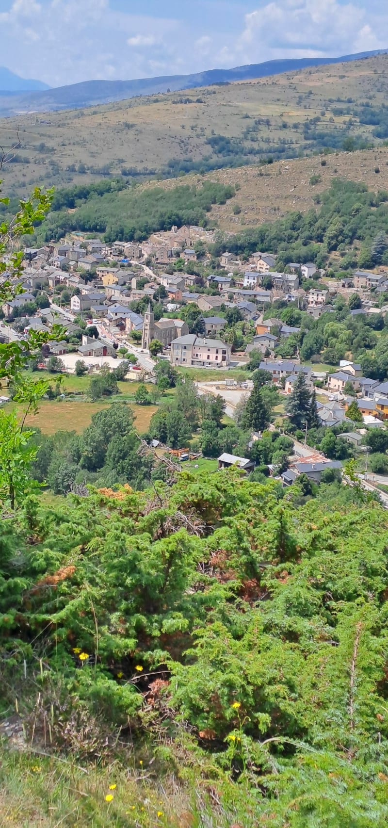 Vallée d'Angoustrine et tour de la centrale du Thémis - Angoustrine-Villeneuve-des-Escaldes