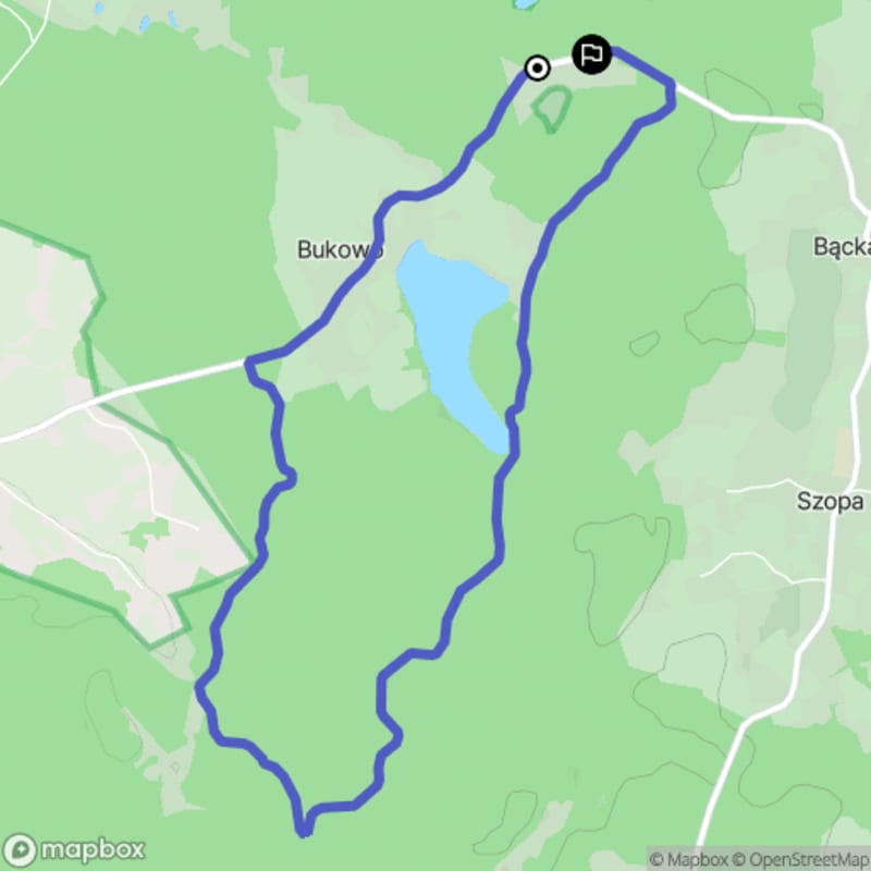 Spacer łatwy o długości 7,3 km zaczynający się w Bąckiej Hucie - Bącka Huta