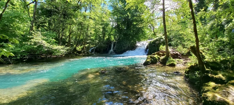 Cascade des tufs au Fer à cheval. - La Châtelaine