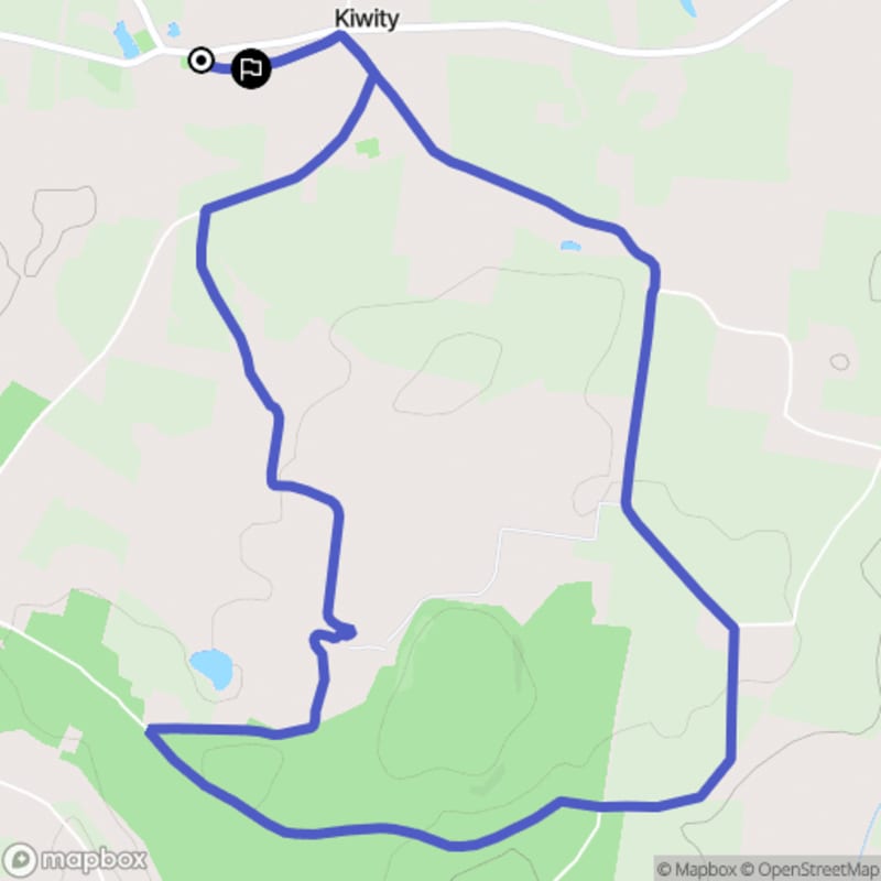 Łatwa, 7.8km trasa turystyczna rozpoczynająca się w Kiwitach.\n - Kiwity