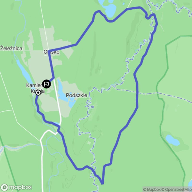Ścieżka średnio trudna, 9,9 km długa, wspinająca się na Kamiennej Górze - Kamienna Knieja