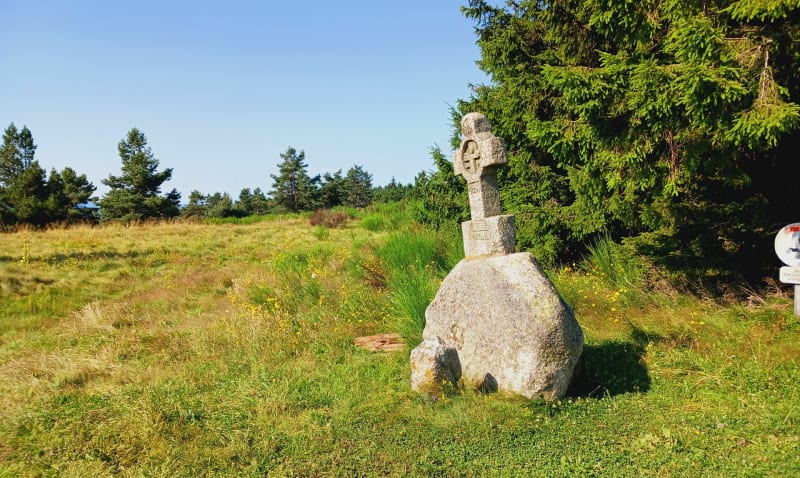 La Croix de Maître Vidal, le Roc des Chiens Fous par l'étang - Mont Lozère et Goulet