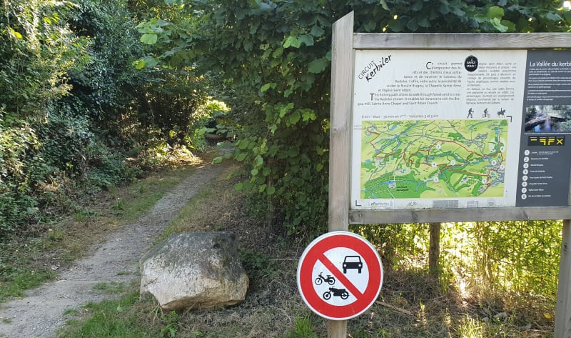 A travers le bois de La Boissière et le village Le Poullo - Elven