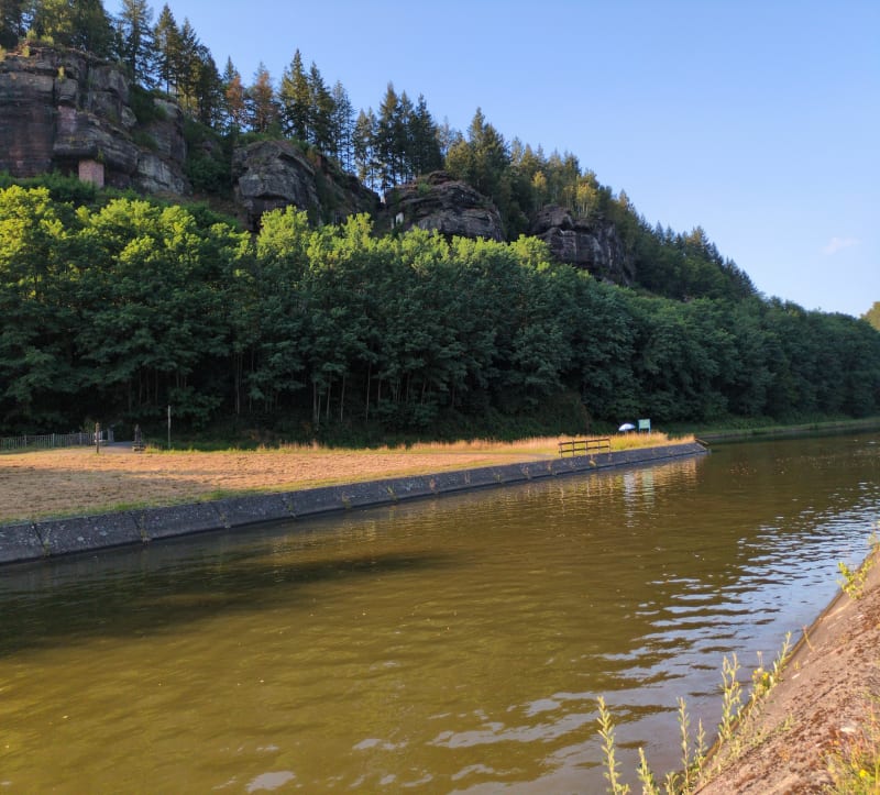 Promenade le long du canal à Lutzelbourg - Lutzelbourg