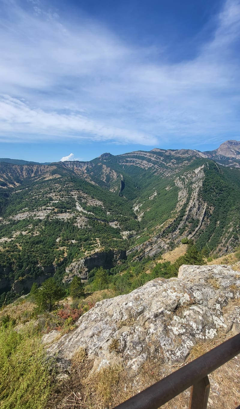 Serre d'Escanglon et vue sur le Vélodrome - La Javie