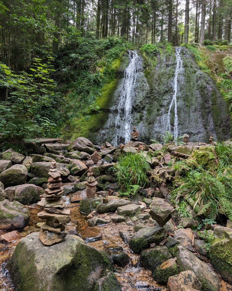 Le haut du tôt en passant par la cascade de la pissoire - Sapois