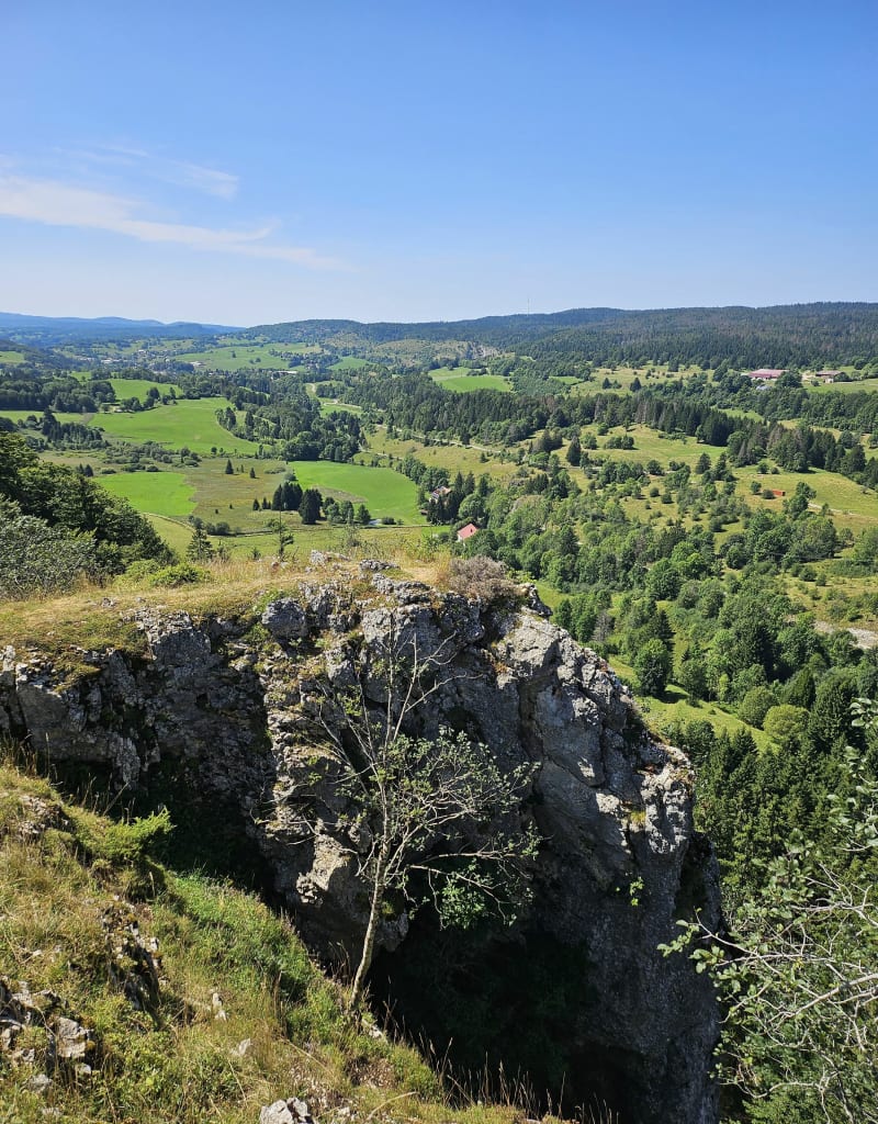 Le tour De La Roche et la cascade du Bief Brideau. - Châtelblanc