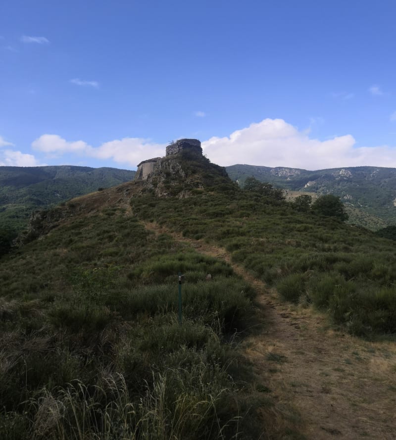 Château de Montlaure par Mayre depuis rives de l'Ardèche - Mayres