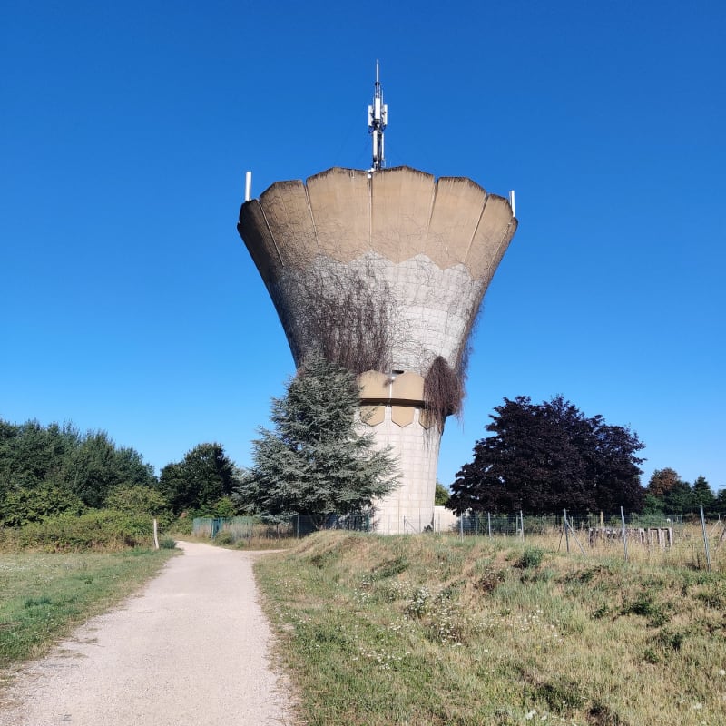 Un château d'eau et des champs en terre de Noras - Olivet