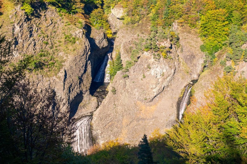 Randonnée cascade Ardèche : vue aérienne de la cascade de Ray-Pic en automne