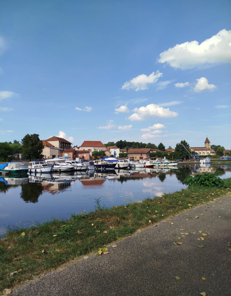 Boucle au départ de Commelle-Vernay - Commelle-Vernay