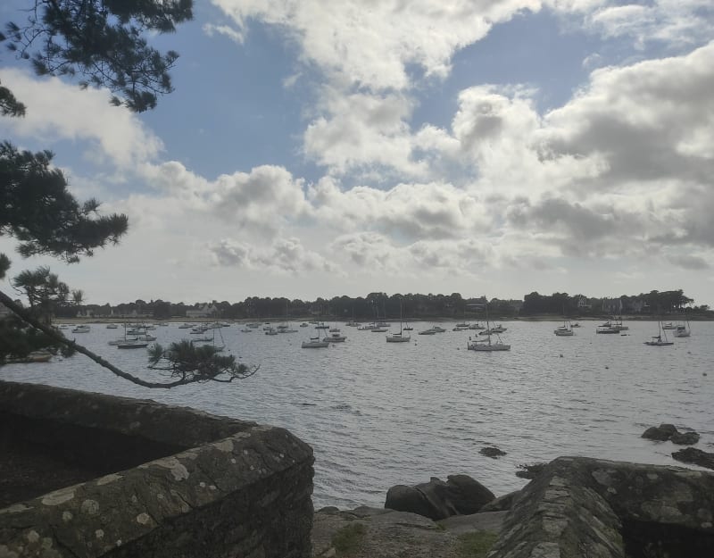 Sentier côtier en marée basse depuis Kerancalvez - Concarneau