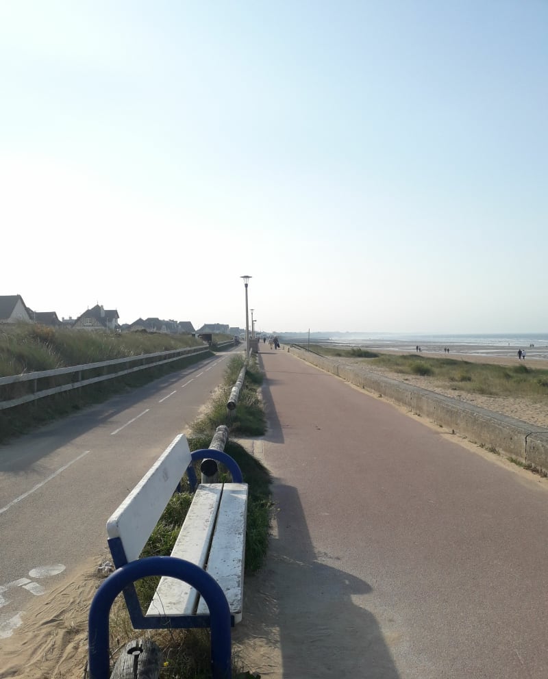 Marche le long de la côte de la Manche à Colleville - Colleville-Montgomery