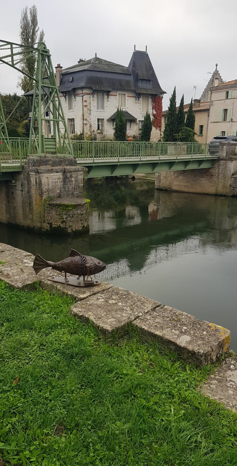 Départ de l'ancien pont-levis de Magné - Magné