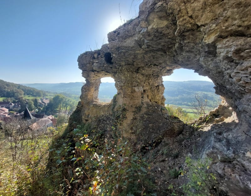 Tour d'Hauteroche et ses falaises. - Hauteroche