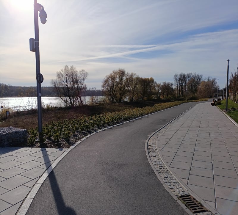 Wałem przeciwpowodziowym - Bydgoszcz