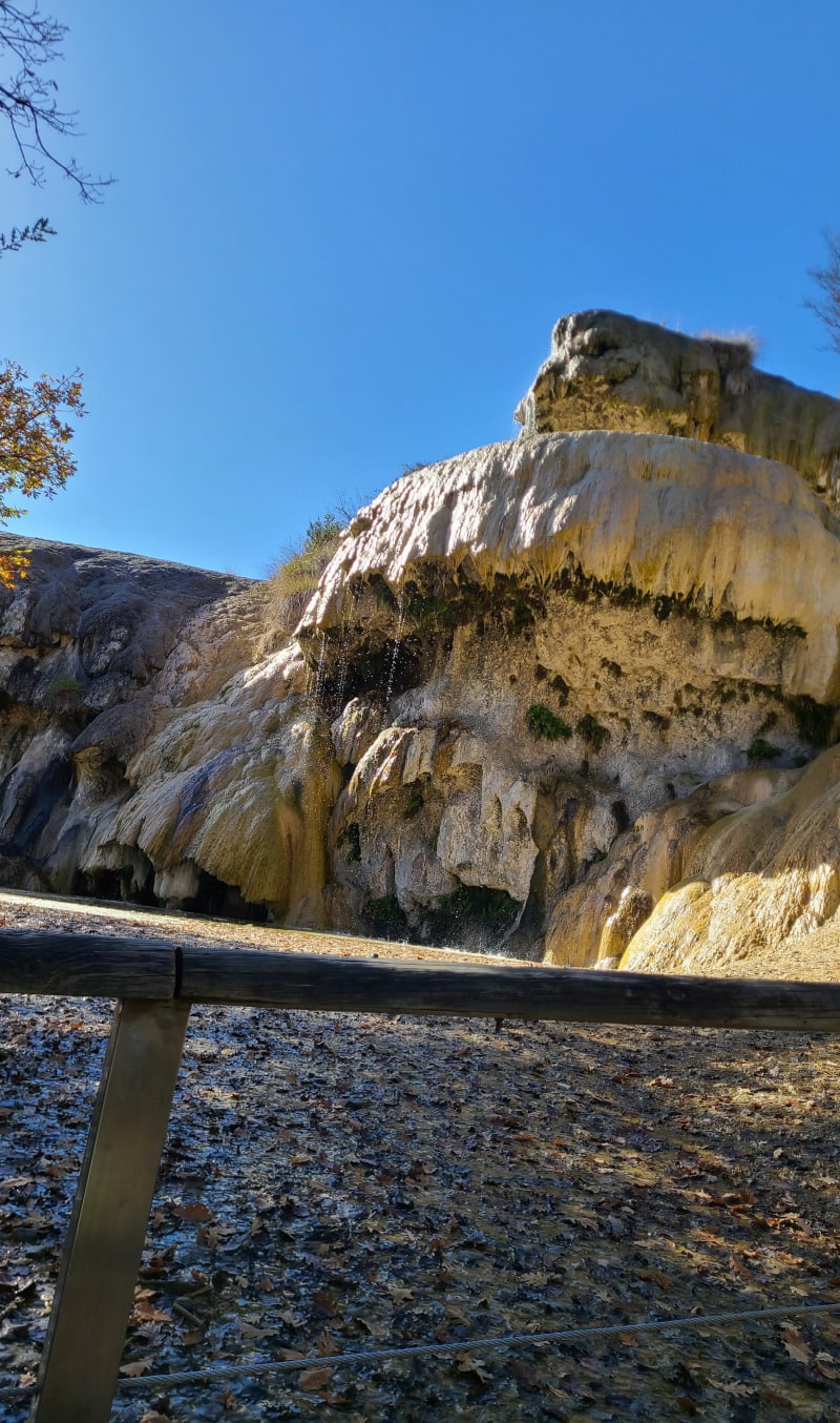 Fontaine pétrifiante de Reotier - Réotier