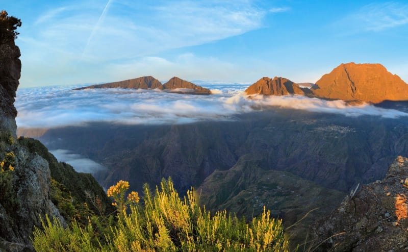 Vue plongeante sur l'un des cirques de La Réunion.