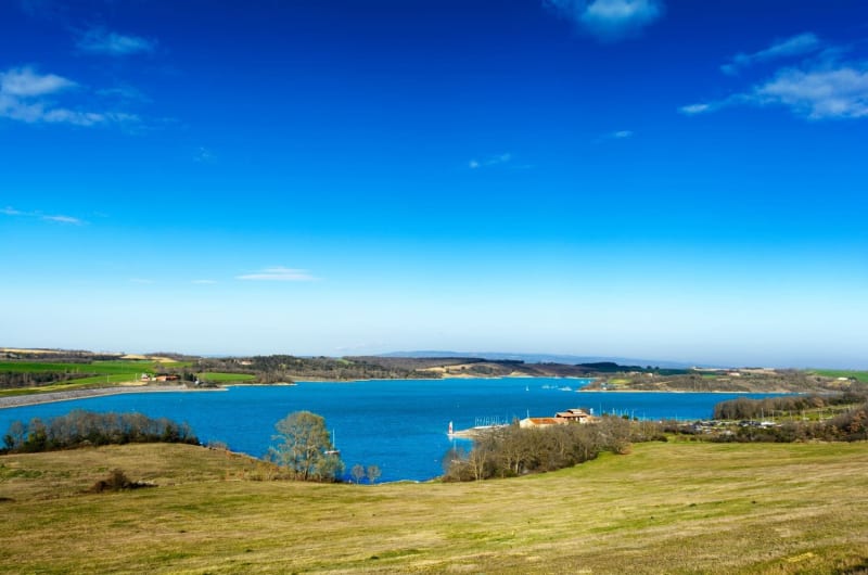 Randonnée lac de la Ganguise : étendue d'eau bleue au milieu de plaines d'herbe