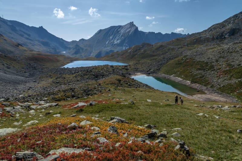 Randonneurs devant les lacs Jovet dans le massif du mont Blanc.