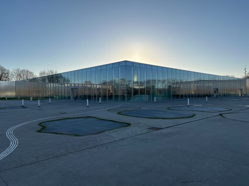 Balade autour du musée du Louvre Lens. - Lens